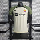 Camisa Barcelona Treino 2023/24 Versão Jogador Masculina nas cores bege e verde, produto disponível na Wazemix