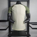 Camisa Barcelona Treino 2023/24 Versão Jogador Masculina nas cores bege e verde, produto disponível na Wazemix