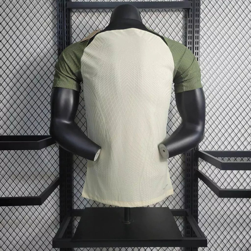 Camisa Barcelona Treino 2023/24 Versão Jogador Masculina nas cores bege e verde, produto disponível na Wazemix