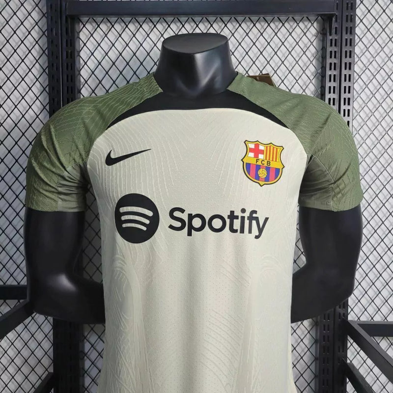 Camisa Barcelona Treino 2023/24 Versão Jogador Masculina nas cores bege e verde, produto disponível na Wazemix