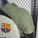 Camisa Barcelona Treino 2023/24 Versão Jogador Masculina nas cores bege e verde, produto disponível na Wazemix