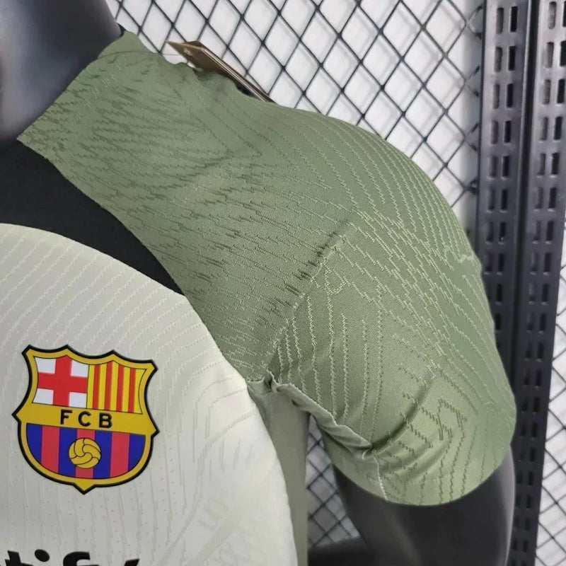 Camisa Barcelona Treino 2023/24 Versão Jogador Masculina nas cores bege e verde, produto disponível na Wazemix