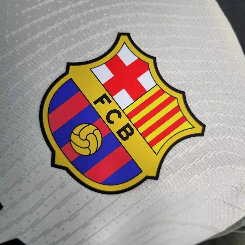 Camisa Barcelona Treino 2023/24 Versão Jogador Masculina nas cores bege e verde, produto disponível na Wazemix