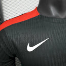 Camisa Barcelona Treino 2024/25 Nike Versão Jogador Masculina na cor preta, uniforme de treino disponível na Wazemix