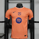 Camisa Barcelona Edição Especial 2025/26 Nike Jogador Masculina na cor laranja, modelo exclusivo com design moderno, escudo do clube no peito e detalhes da Nike