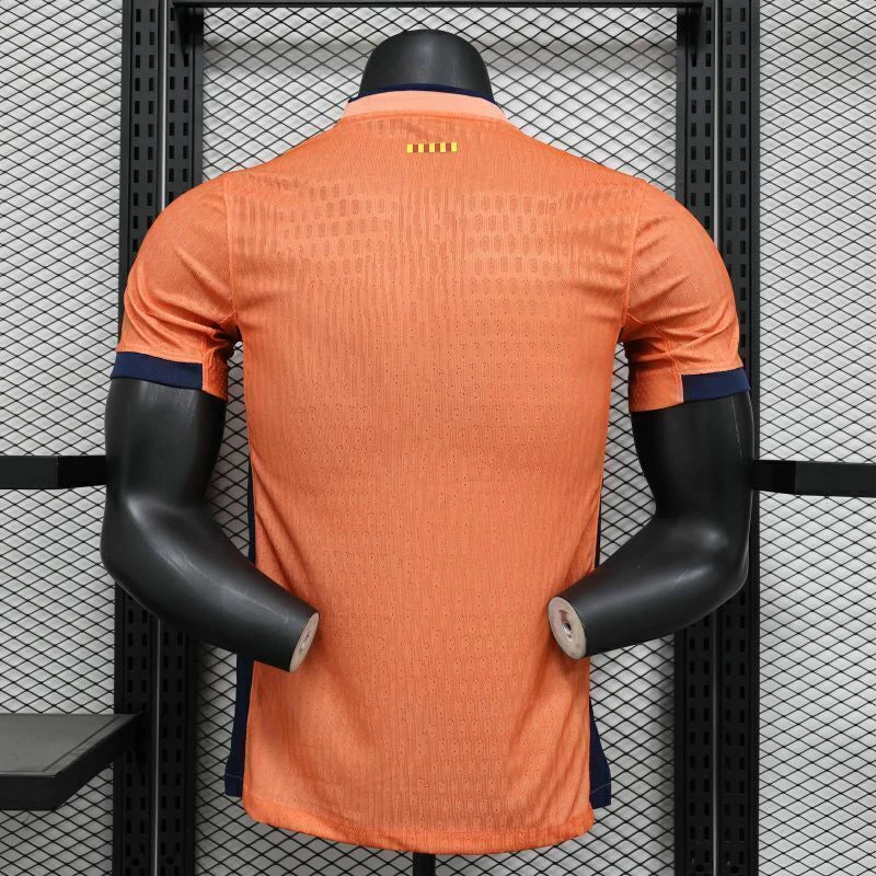 Camisa Barcelona Edição Especial 2025/26 Nike Jogador Masculina na cor laranja, modelo exclusivo com design moderno, escudo do clube no peito e detalhes da Nike