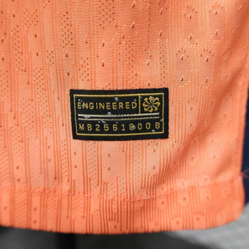 Camisa Barcelona Edição Especial 2025/26 Nike Jogador Masculina na cor laranja, modelo exclusivo com design moderno, escudo do clube no peito e detalhes da Nike