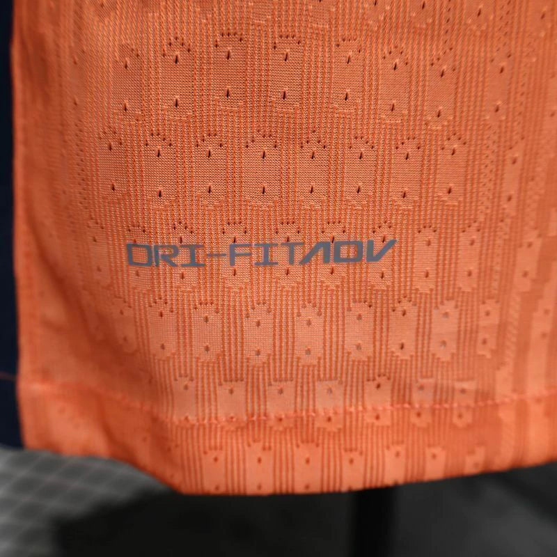 Camisa Barcelona Edição Especial 2025/26 Nike Jogador Masculina na cor laranja, modelo exclusivo com design moderno, escudo do clube no peito e detalhes da Nike