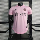 Camisa Inter Miami Home I 2023/24 Adidas Jogador Masculina na cor rosa, modelo com design moderno e detalhes exclusivos do clube, feita para performance e estilo dentro e fora de campo.