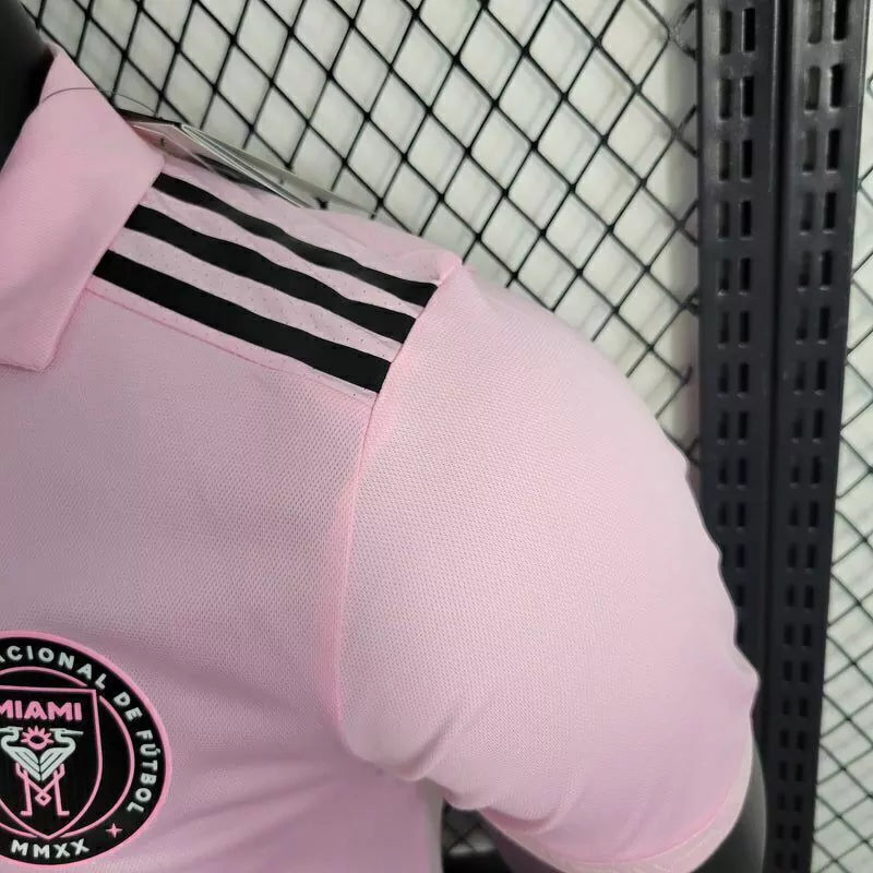 Camisa Inter Miami Home I 2023/24 Adidas Jogador Masculina na cor rosa, modelo com design moderno e detalhes exclusivos do clube, feita para performance e estilo dentro e fora de campo.