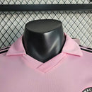 Camisa Inter Miami Home I 2023/24 Adidas Jogador Masculina na cor rosa, modelo com design moderno e detalhes exclusivos do clube, feita para performance e estilo dentro e fora de campo.