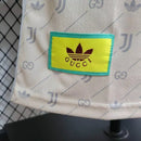 Camisa Juventus x Gucci 2024/25 Adidas Jogador Masculina, edição especial de luxo, com design exclusivo que une moda e futebol, detalhes premium e acabamento sofisticado.