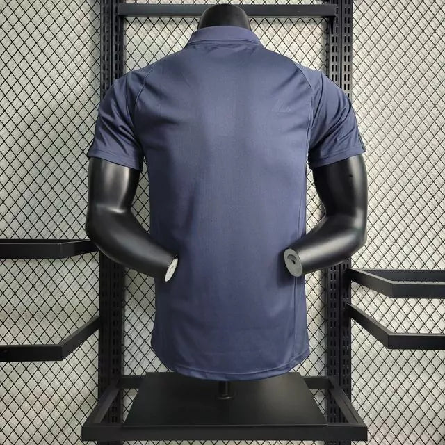 Camisa Inter Miami Polo 2023/24 Adidas Masculina na cor azul escuro, modelo casual e elegante com detalhes do clube, ideal para torcer ou usar no dia a dia.