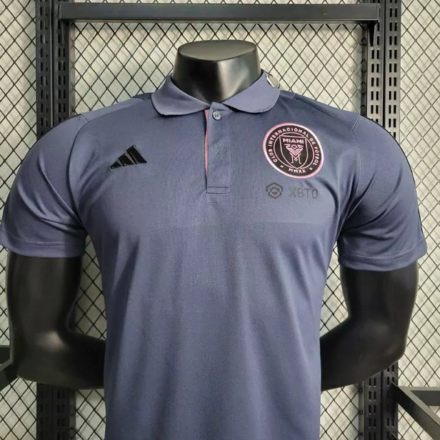 Camisa Inter Miami Polo 2023/24 Adidas Masculina na cor azul escuro, modelo casual e elegante com detalhes do clube, ideal para torcer ou usar no dia a dia.