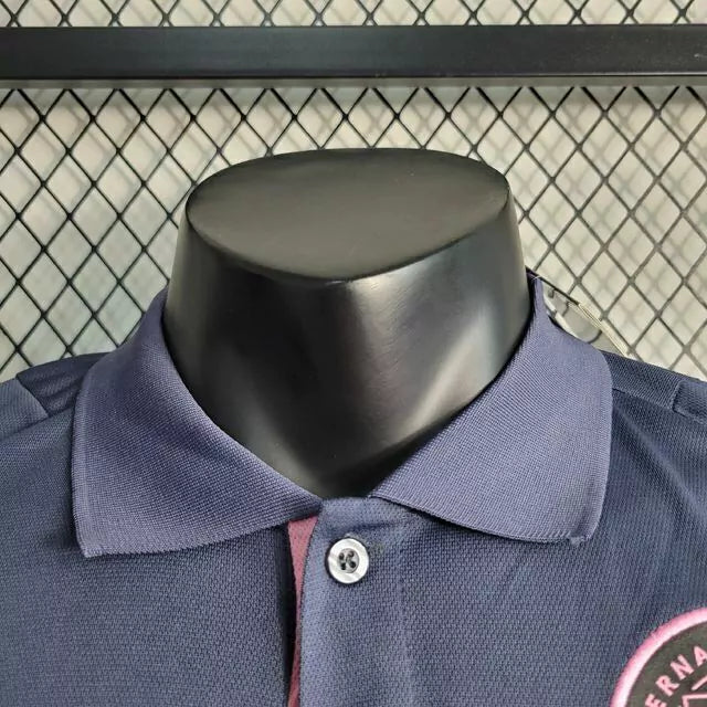 Camisa Inter Miami Polo 2023/24 Adidas Masculina na cor azul escuro, modelo casual e elegante com detalhes do clube, ideal para torcer ou usar no dia a dia.