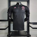 Camisa Polo Inter Miami 2023/24 Adidas na cor preta, modelo elegante e confortável com detalhes do clube, ideal para estilo casual e demonstração de torcida.