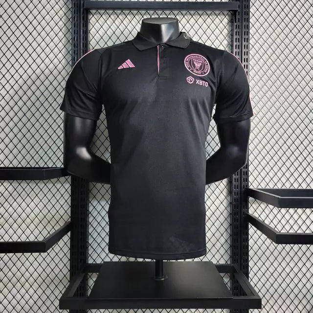 Camisa Polo Inter Miami 2023/24 Adidas na cor preta, modelo elegante e confortável com detalhes do clube, ideal para estilo casual e demonstração de torcida.