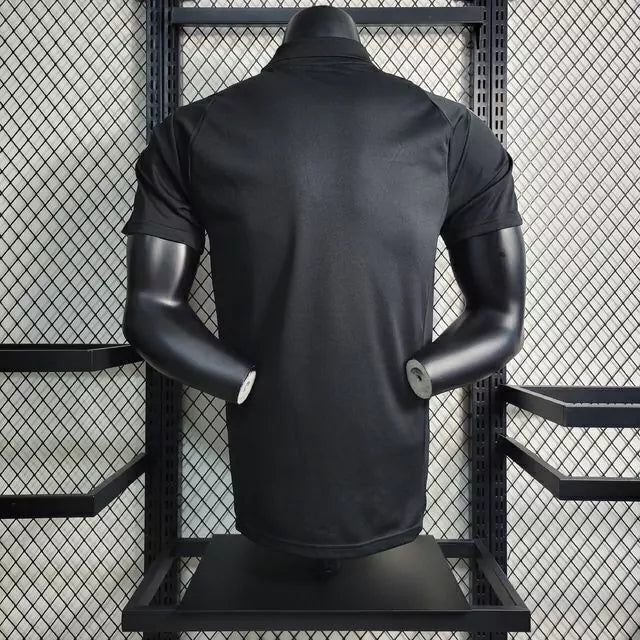 Camisa Polo Inter Miami 2023/24 Adidas na cor preta, modelo elegante e confortável com detalhes do clube, ideal para estilo casual e demonstração de torcida.