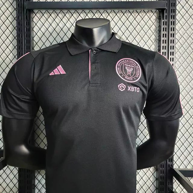 Camisa Polo Inter Miami 2023/24 Adidas na cor preta, modelo elegante e confortável com detalhes do clube, ideal para estilo casual e demonstração de torcida.