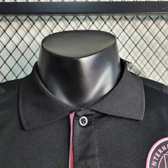 Camisa Polo Inter Miami 2023/24 Adidas na cor preta, modelo elegante e confortável com detalhes do clube, ideal para estilo casual e demonstração de torcida.