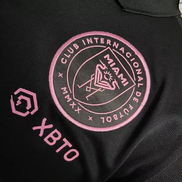 Camisa Polo Inter Miami 2023/24 Adidas na cor preta, modelo elegante e confortável com detalhes do clube, ideal para estilo casual e demonstração de torcida.