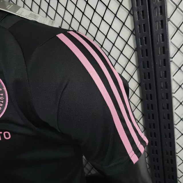 Camisa Polo Inter Miami 2023/24 Adidas na cor preta, modelo elegante e confortável com detalhes do clube, ideal para estilo casual e demonstração de torcida.