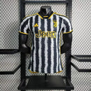 Camisa Juventus Home I 2023/24 Adidas Jogador Masculina, modelo na versão jogador, com design tradicional em listras pretas e brancas, escudo do clube e tecnologia de alta performance.