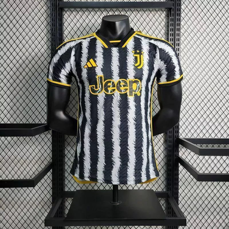 Camisa Juventus Home I 2023/24 Adidas Jogador Masculina, modelo na versão jogador, com design tradicional em listras pretas e brancas, escudo do clube e tecnologia de alta performance.