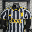 Camisa Juventus Home I 2023/24 Adidas Jogador Masculina, modelo na versão jogador, com design tradicional em listras pretas e brancas, escudo do clube e tecnologia de alta performance.