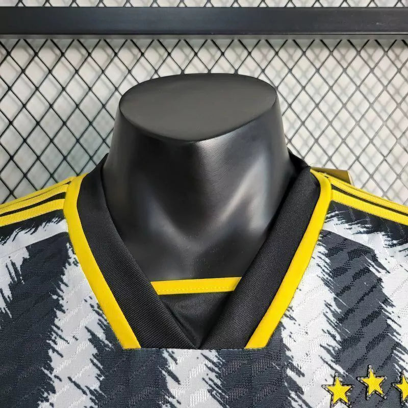 Camisa Juventus Home I 2023/24 Adidas Jogador Masculina, modelo na versão jogador, com design tradicional em listras pretas e brancas, escudo do clube e tecnologia de alta performance.