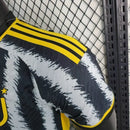 Camisa Juventus Home I 2023/24 Adidas Jogador Masculina, modelo na versão jogador, com design tradicional em listras pretas e brancas, escudo do clube e tecnologia de alta performance.