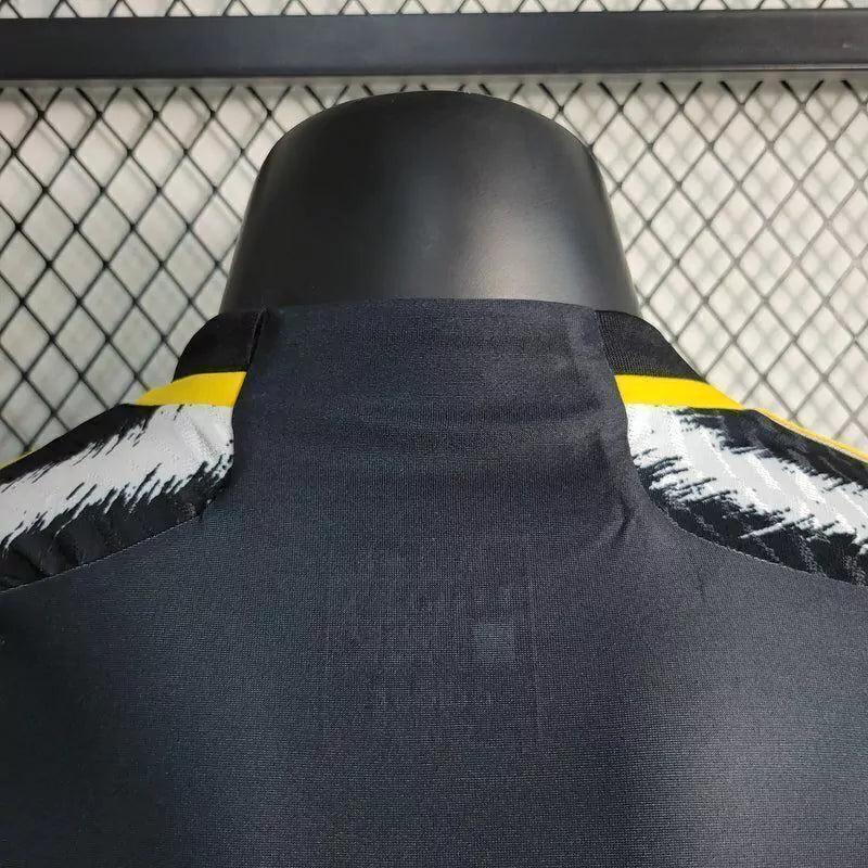 Camisa Juventus Home I 2023/24 Adidas Jogador Masculina, modelo na versão jogador, com design tradicional em listras pretas e brancas, escudo do clube e tecnologia de alta performance.