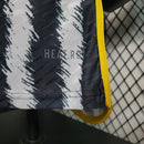 Camisa Juventus Home I 2023/24 Adidas Jogador Masculina, modelo na versão jogador, com design tradicional em listras pretas e brancas, escudo do clube e tecnologia de alta performance.