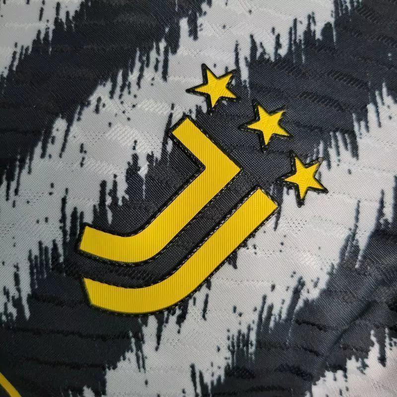 Camisa Juventus Home I 2023/24 Adidas Jogador Masculina, modelo na versão jogador, com design tradicional em listras pretas e brancas, escudo do clube e tecnologia de alta performance.