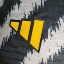 Camisa Juventus Home I 2023/24 Adidas Jogador Masculina, modelo na versão jogador, com design tradicional em listras pretas e brancas, escudo do clube e tecnologia de alta performance.