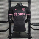 Camisa Inter Miami Away II 2023/24 Adidas Jogador Masculina preta – modelo torcedor premium com detalhes rosa e escudo do clube em destaque."