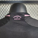 Camisa Inter Miami Away II 2023/24 Adidas Jogador Masculina preta – modelo torcedor premium com detalhes rosa e escudo do clube em destaque."