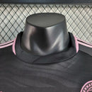 Camisa Inter Miami Away II 2023/24 Adidas Jogador Masculina preta – modelo torcedor premium com detalhes rosa e escudo do clube em destaque."