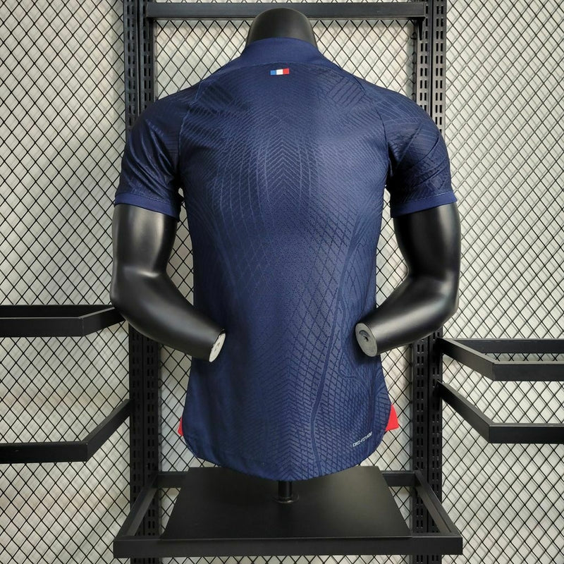 Camisa PSG Home 2023/24 Nike Jogador Masculina na cor azul, modelo de jogo com design moderno, escudo do Paris Saint-Germain no peito e detalhes característicos da temporada.
