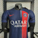 Camisa PSG Home 2023/24 Nike Jogador Masculina na cor azul, modelo de jogo com design moderno, escudo do Paris Saint-Germain no peito e detalhes característicos da temporada.