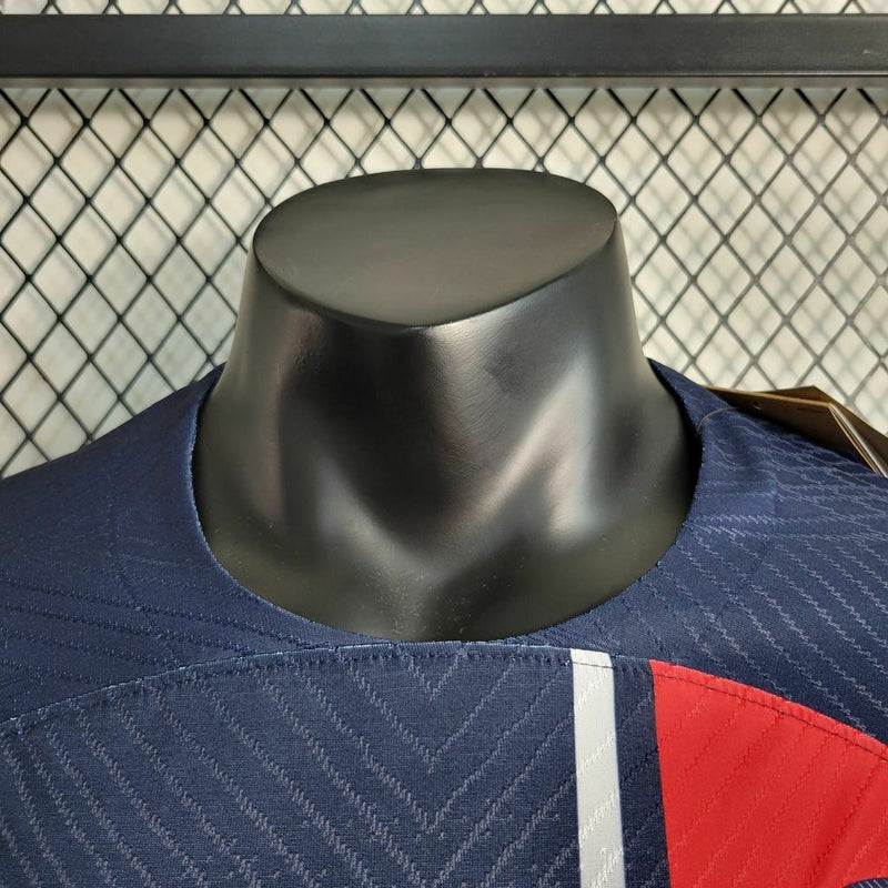 Camisa PSG Home 2023/24 Nike Jogador Masculina na cor azul, modelo de jogo com design moderno, escudo do Paris Saint-Germain no peito e detalhes característicos da temporada.