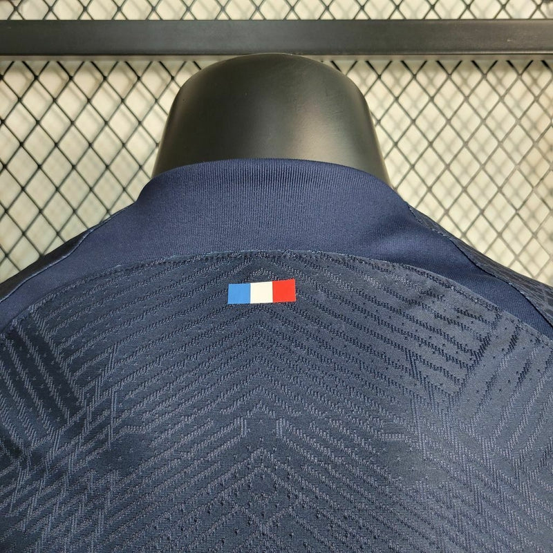 Camisa PSG Home 2023/24 Nike Jogador Masculina na cor azul, modelo de jogo com design moderno, escudo do Paris Saint-Germain no peito e detalhes característicos da temporada.