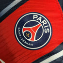 Camisa PSG Home 2023/24 Nike Jogador Masculina na cor azul, modelo de jogo com design moderno, escudo do Paris Saint-Germain no peito e detalhes característicos da temporada.