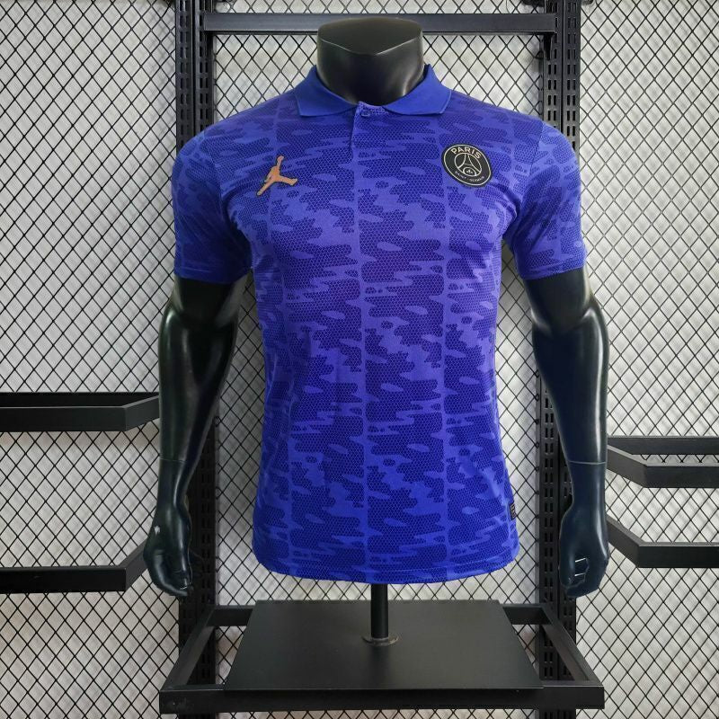 Camisa Polo PSG 2025/26 Nike Jogador Masculina na cor roxa, modelo estilizado com gola polo, escudo do Paris Saint-Germain no peito e design exclusivo da temporada.