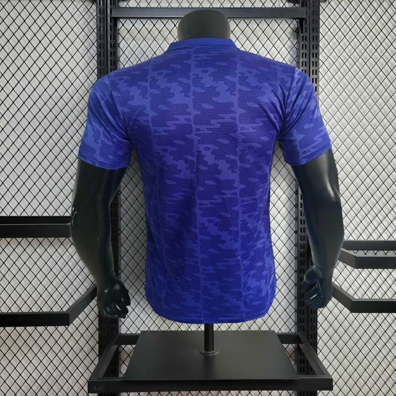 Camisa Polo PSG 2025/26 Nike Jogador Masculina na cor roxa, modelo estilizado com gola polo, escudo do Paris Saint-Germain no peito e design exclusivo da temporada.