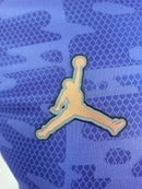 Camisa Polo PSG 2025/26 Nike Jogador Masculina na cor roxa, modelo estilizado com gola polo, escudo do Paris Saint-Germain no peito e design exclusivo da temporada.