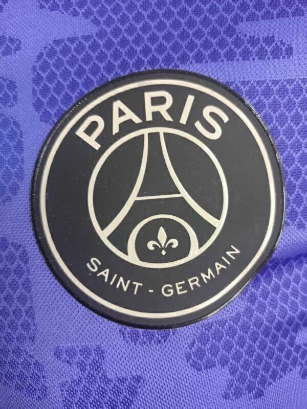 Camisa Polo PSG 2025/26 Nike Jogador Masculina na cor roxa, modelo estilizado com gola polo, escudo do Paris Saint-Germain no peito e design exclusivo da temporada.