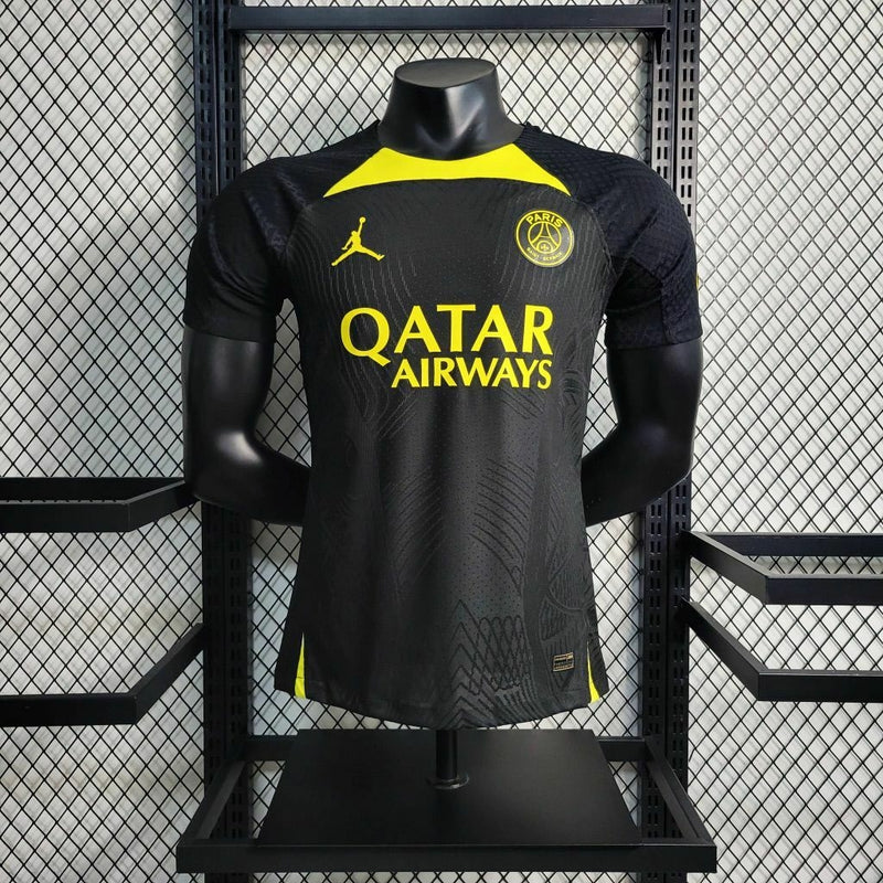 Camisa PSG Treino 2023/24 Nike Jogador Masculina nas cores preta e amarela, design esportivo moderno com escudo do Paris Saint-Germain no peito e detalhes exclusivos para treinamentos da temporada.
