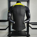 Camisa PSG Treino 2023/24 Nike Jogador Masculina nas cores preta e amarela, design esportivo moderno com escudo do Paris Saint-Germain no peito e detalhes exclusivos para treinamentos da temporada.