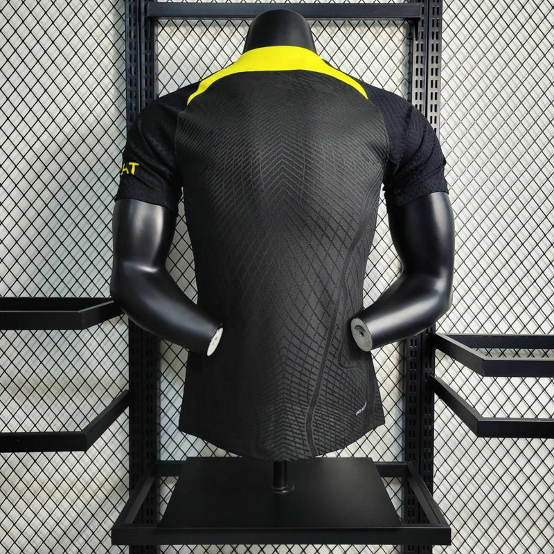 Camisa PSG Treino 2023/24 Nike Jogador Masculina nas cores preta e amarela, design esportivo moderno com escudo do Paris Saint-Germain no peito e detalhes exclusivos para treinamentos da temporada.